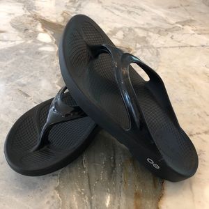 OOFOS Black Flip Flops US 6 🖤